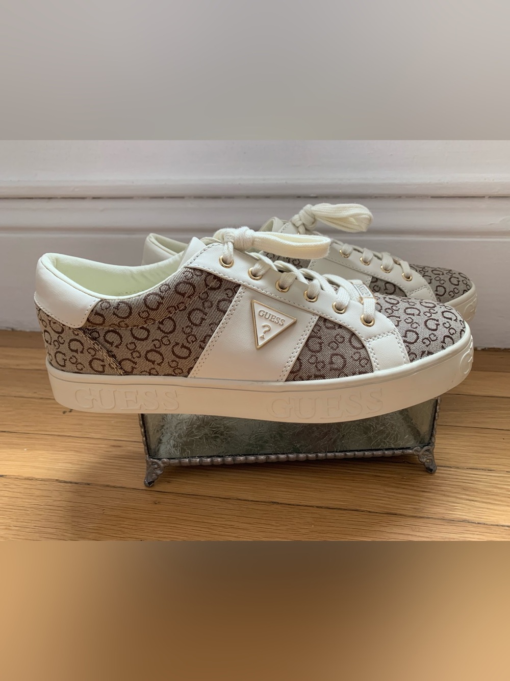 NWOB GUESS WGASTRAY 7-R 2-Tone Brown/Ivory Sneakers Women’s Size 10M